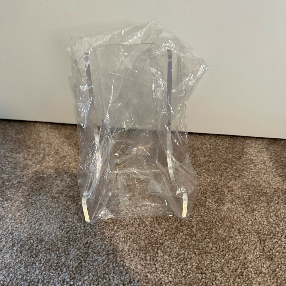 Clear Choice Double-Bend Acrylic Easel Stand